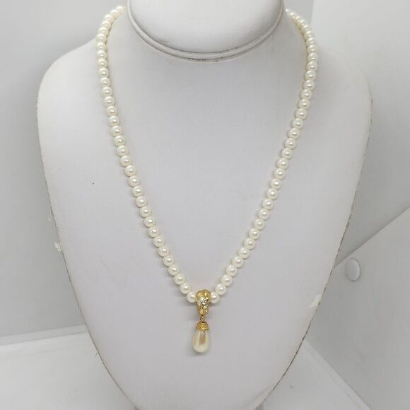 Vintage Avon‎ Faux Pearl Necklace With Drop Pendant - Picture 2 of 5